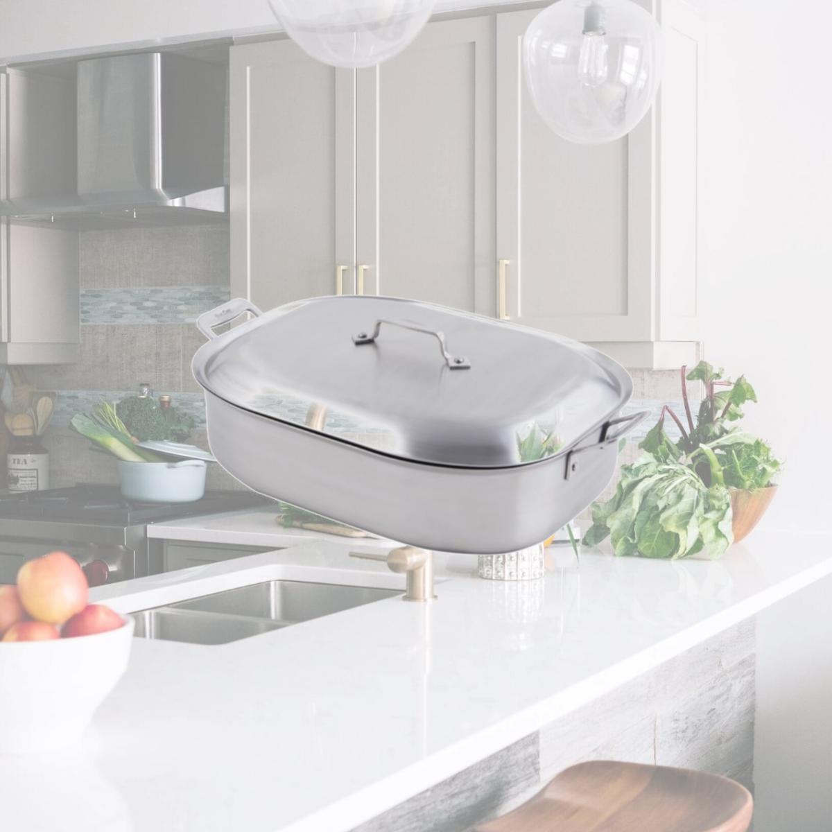 Picture of Bon Chef 60004 15 x 11 x 4 in. Cucina French Oven with Lid, 7 quart