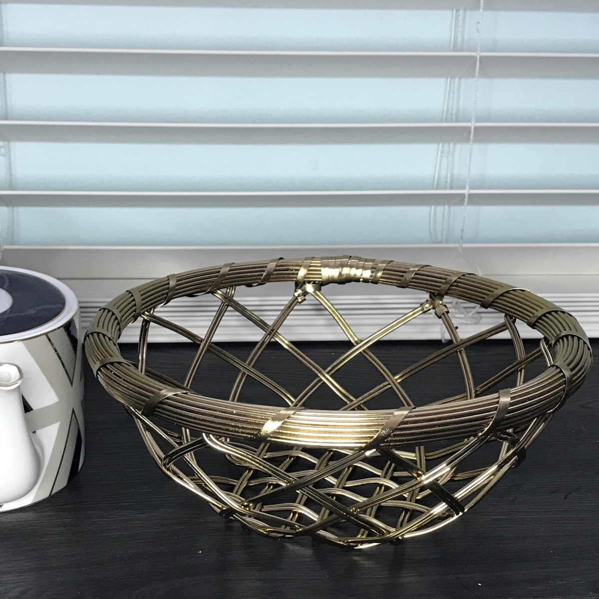 Picture of Jiallo 72404 Gold Metallic 9' round basket