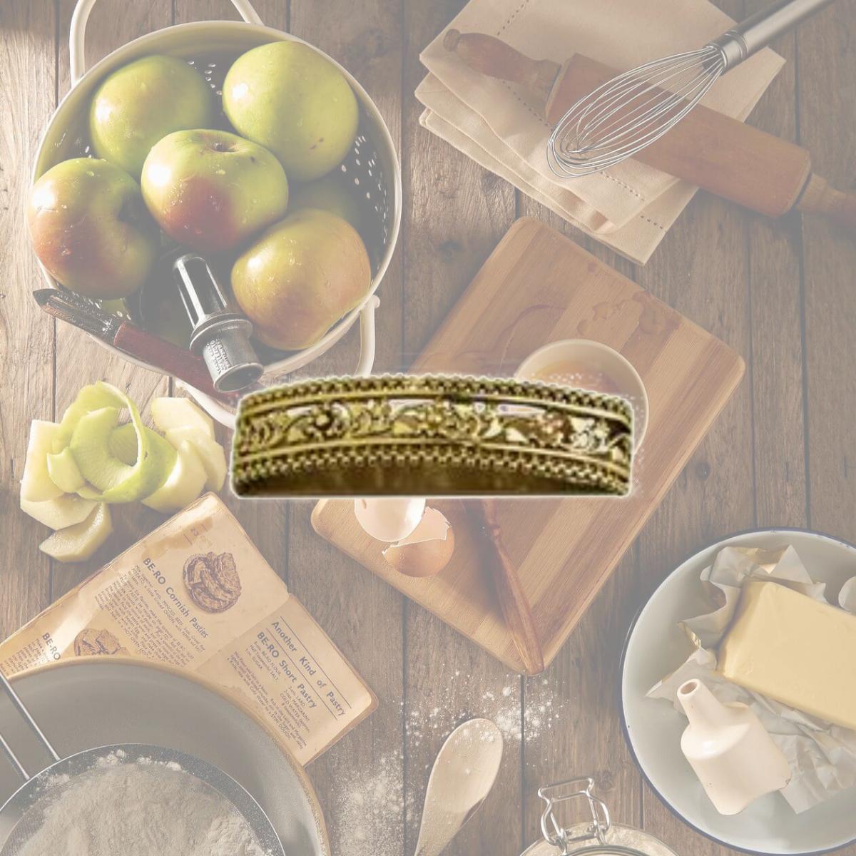 Picture of Classic Touch CH945G Gold Lace Look Cutlery Holders - Set of 4