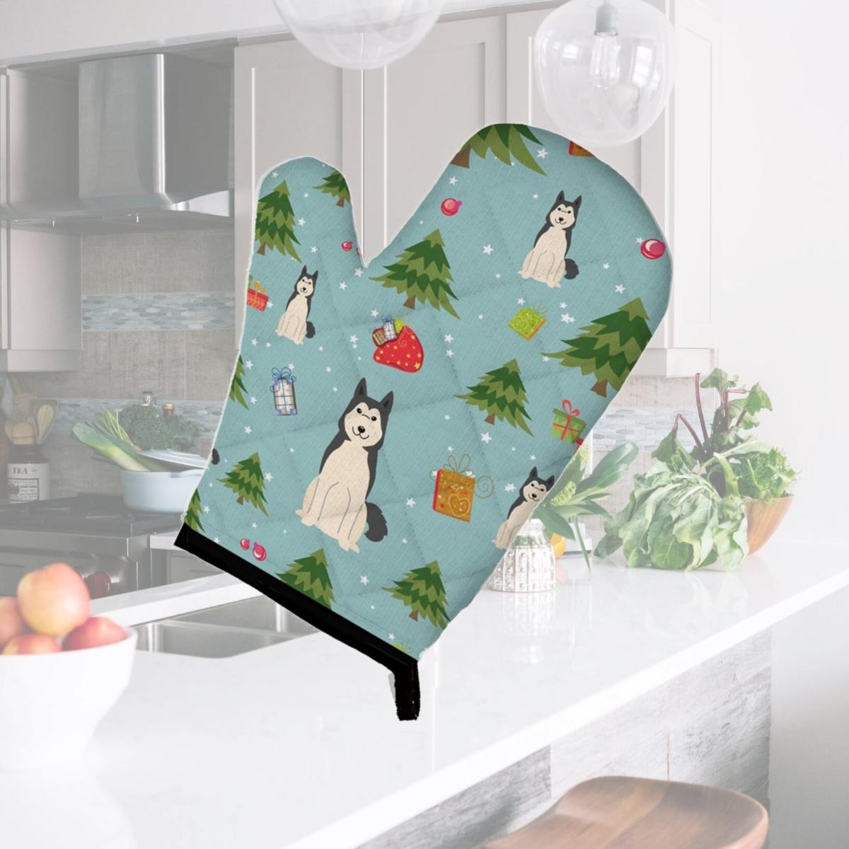 Picture of Carolines Treasures BB4685OVMT Christmas West Siberian Laika Spitz Oven Mitt