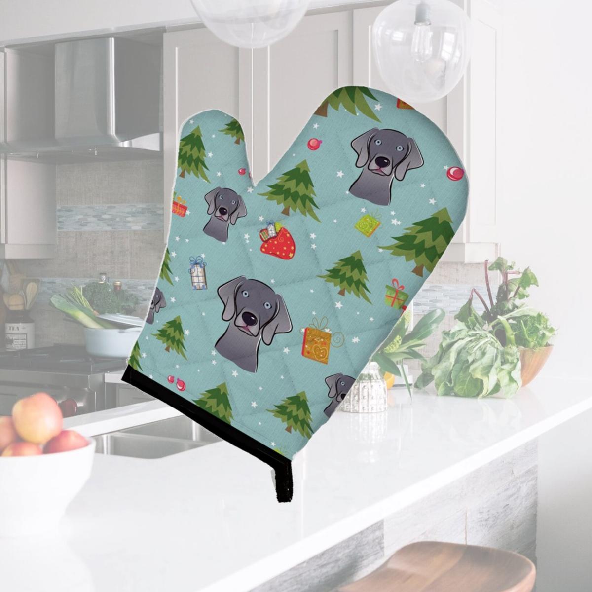 Picture of Carolines Treasures BB5020OVMT Christmas Weimaraner Oven Mitt