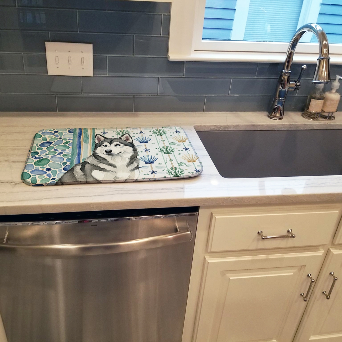 Picture of Carolines Treasures WDK6874DDM 21 x 14 in. Gray & White Alaskan Malamute Coastal Sea Glass Dish Drying Mat