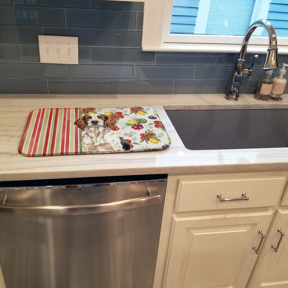 Picture of Carolines Treasures WDK8231DDM 21 x 14 in. Tricolor English Setter Vegetables Dish Drying Mat