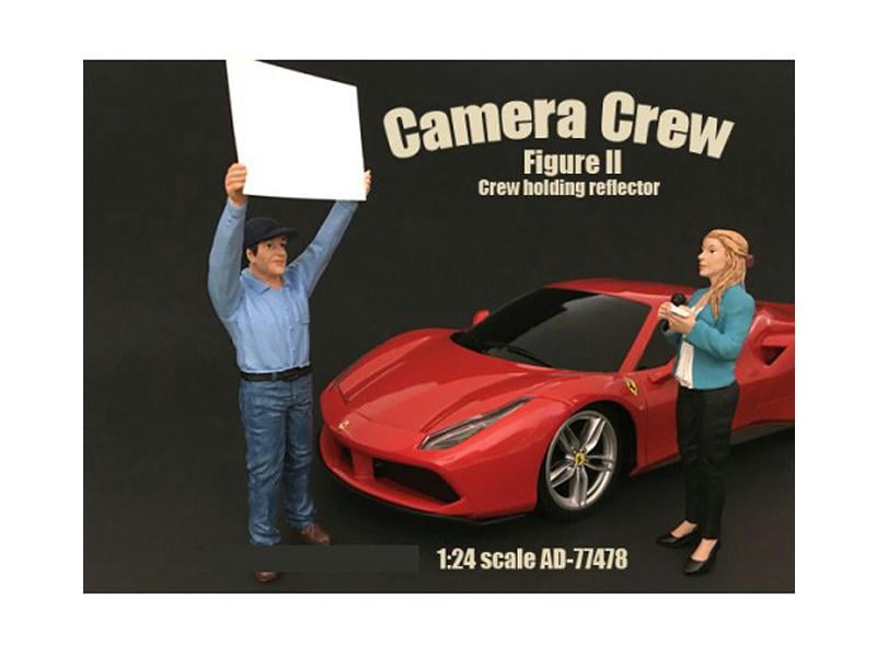 77478 Camera Crew Figure Ii Crew Holding Reflector For 124 Scale Models