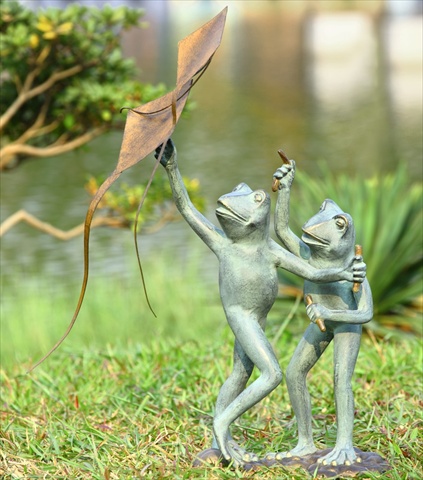 Frog Kite Flyers Garden Sculpt
