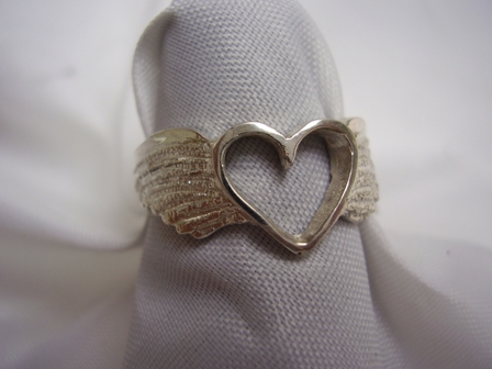 Hrr-015r Ladies Winged Heart Ring, Size 6