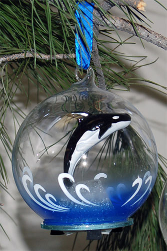 Hd-0309 4 In. Dia. Light Up Glass Ornament - Killer Whale
