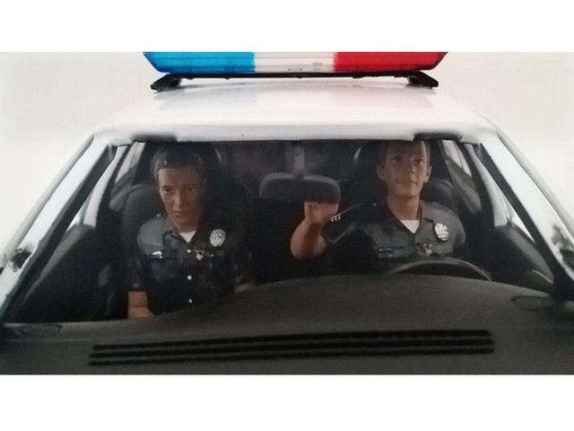 23826 Seated Police Officers 2 Piece Figure Set For 1-24 Models
