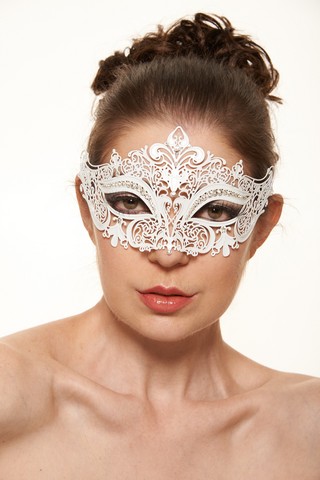 Kayso K2001wh Classic Crowne White Laser Cut Masquerade Mask With Clear Rhinestones - One Size