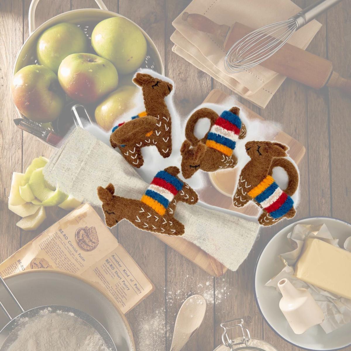 Picture of Global Groove GLG70036-02-S4 Llama Napkin Rings, Chocolate - Set of 4