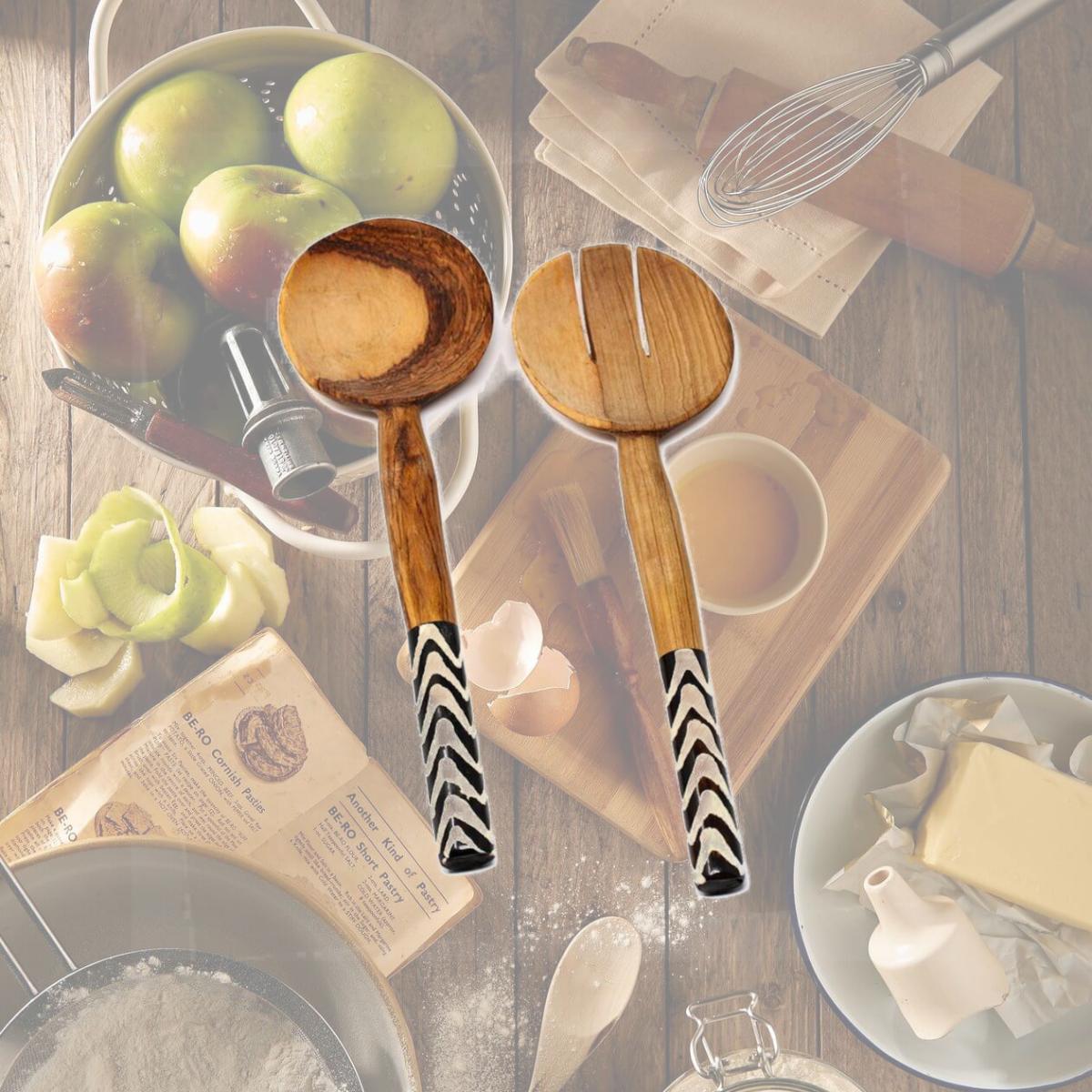 Picture of Jedando KWF009-CHV 10 in. Olive Serving Set with Batik Bone Handles