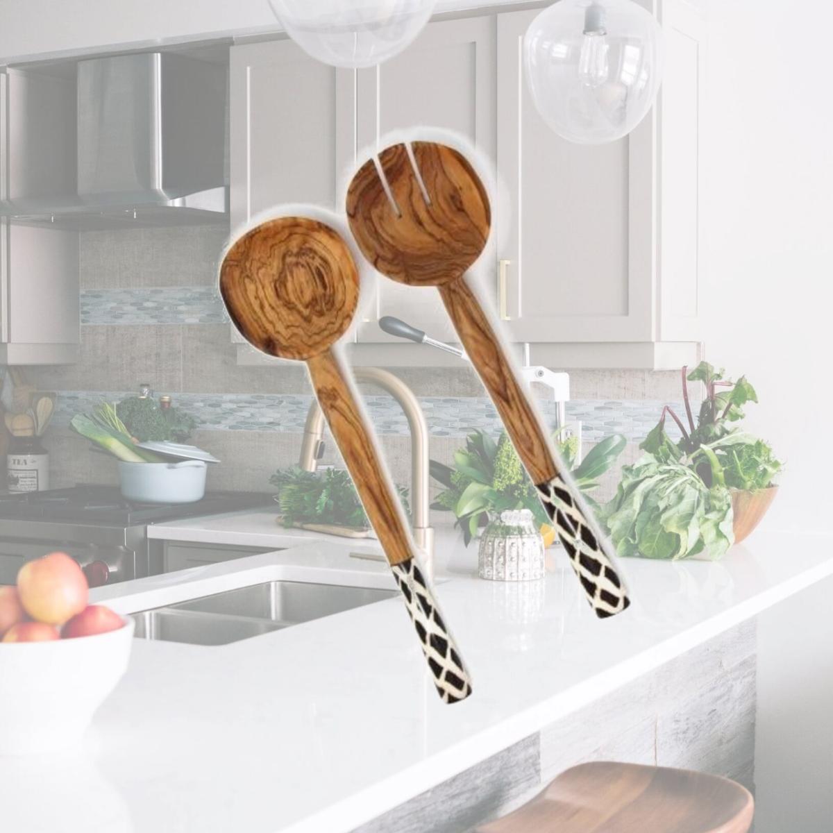 Picture of Jedando KWF009-DMD 11 in. Olive Serving Set with Batik Bone Handles