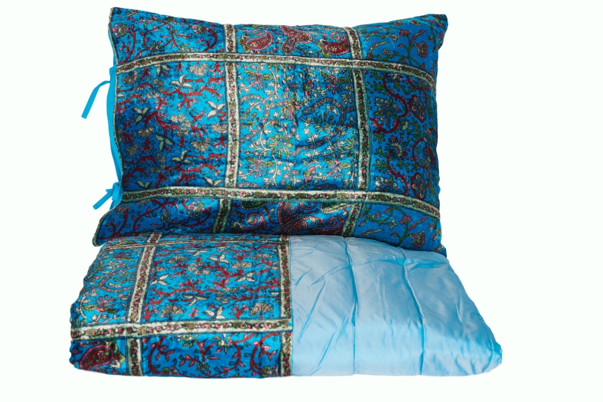 599 90 X 108 In. Velvet Patch Bed Spread Incl 2 Pillows 21 X 26 In.