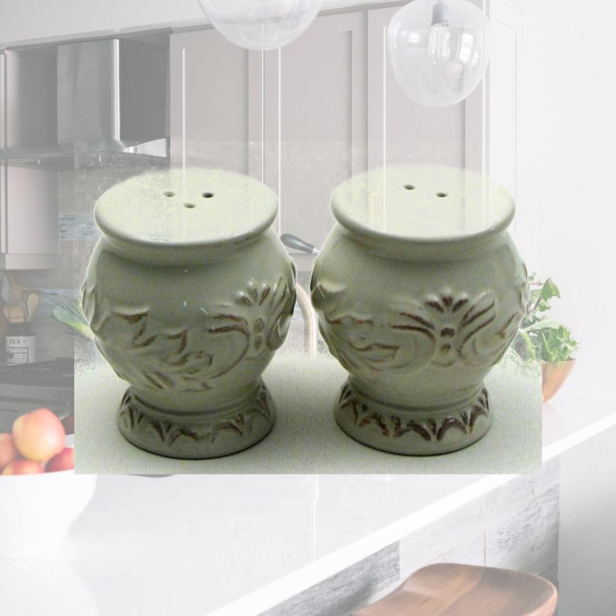 Picture of International Wholesale Gifts 049-13769 Decorative Ceramic Salt & Pepper Set