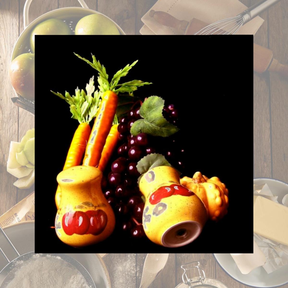 Picture of IWDSC 049-26146 4" Porcelain Apple Salt and Pepper Shakers