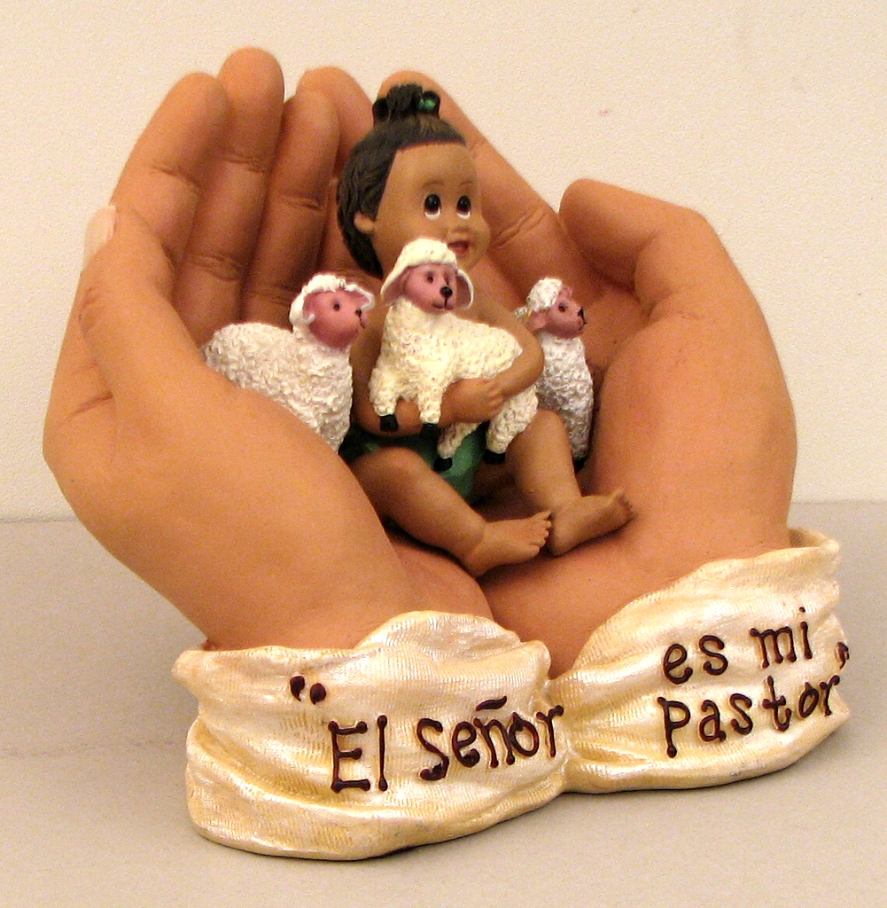 0183-01023 In His Hands Ei Senor Es Mi Pastor