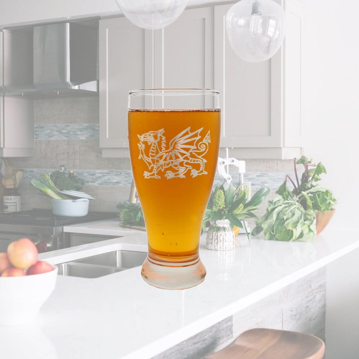 Picture of Lyoncraft PIWD01 19 oz Welsh Dragon Engraved Pint Glass