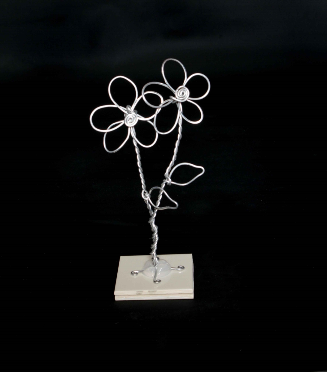 143192pmm400 Mini Silver Flower On Ivory Base