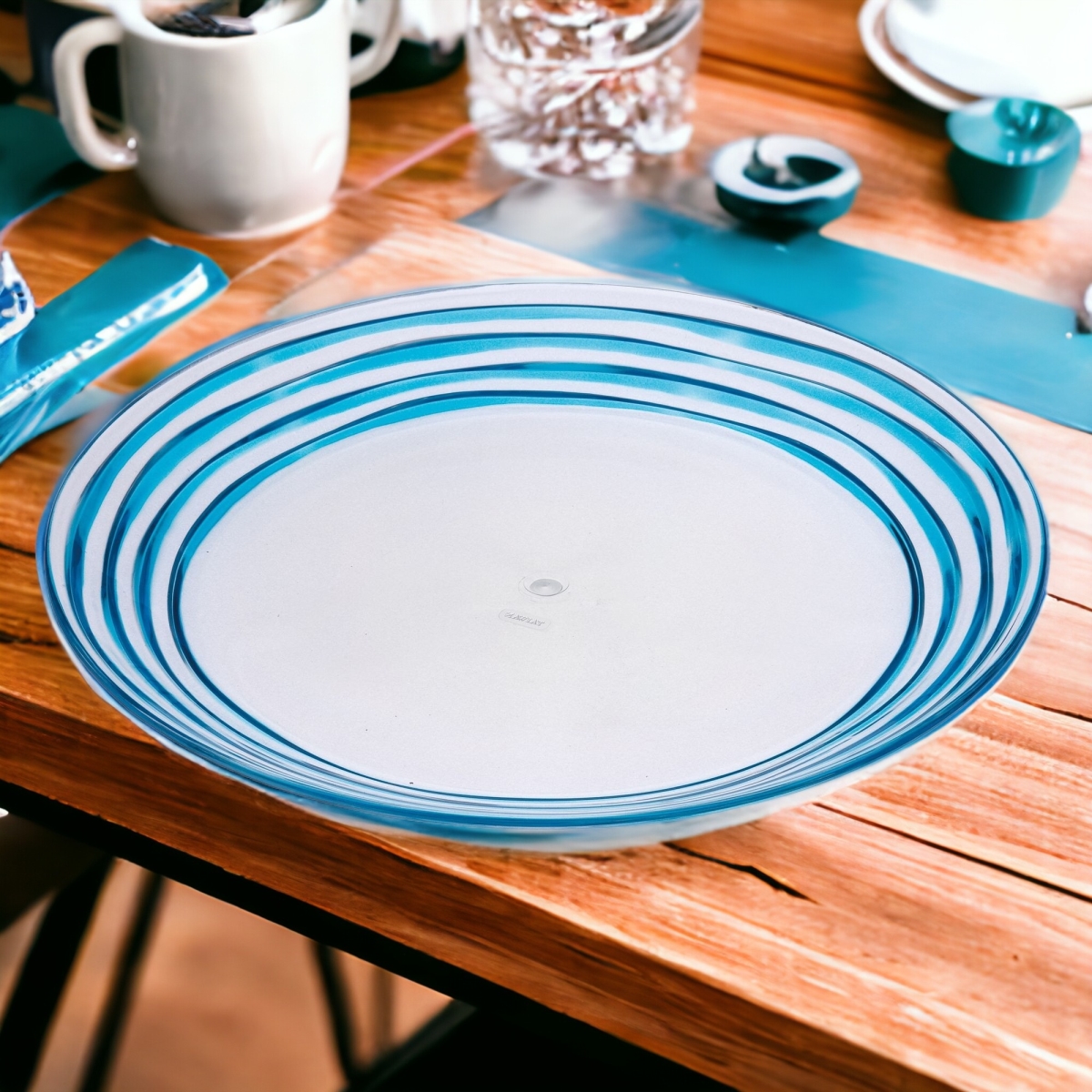 Picture of HomeRoots 520896 Swirl Acrylic Service for Four Dinner Plate Set, Clear & Blue - 4 Piece