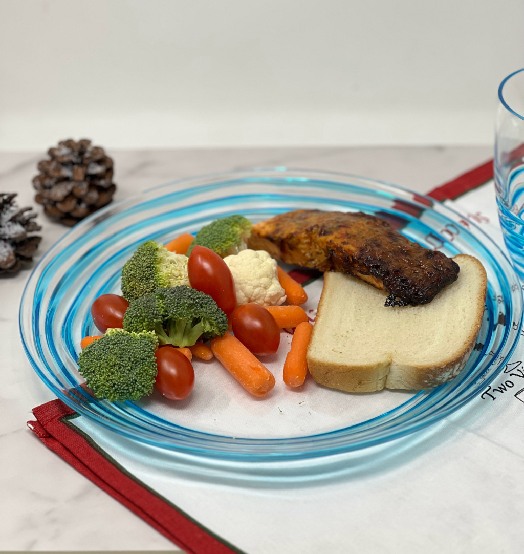 Picture of HomeRoots 520896 Swirl Acrylic Service for Four Dinner Plate Set, Clear & Blue - 4 Piece