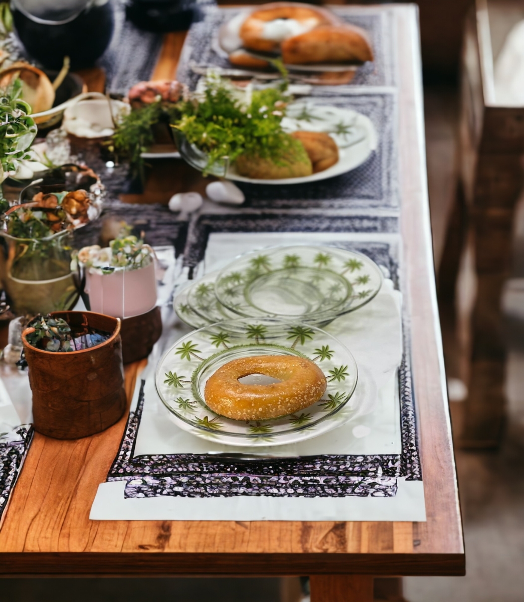 Picture of HomeRoots 520898 Palm Tree Acrylic Service for Four Dinner Plate Set, Clear & Green - 4 Piece