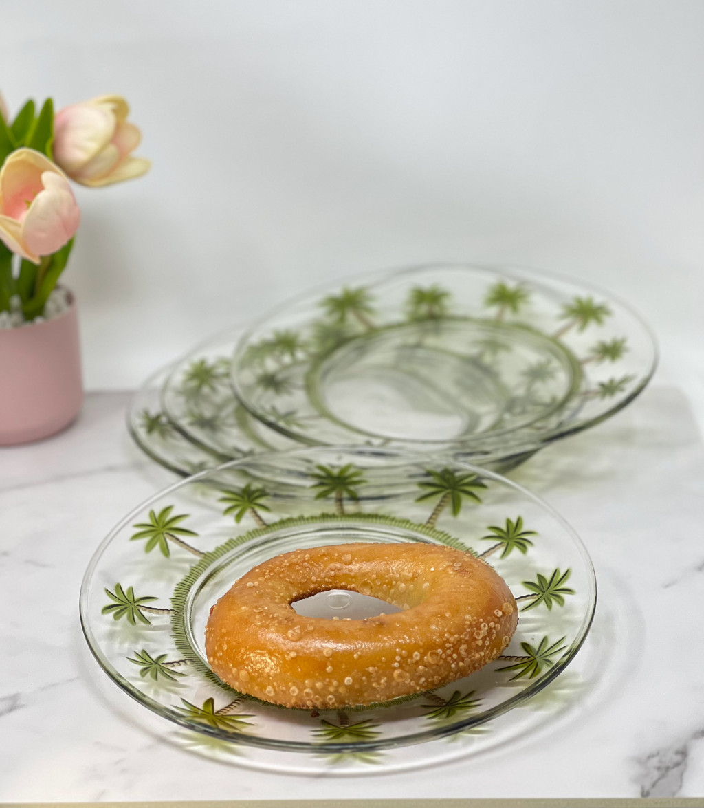 Picture of HomeRoots 520898 Palm Tree Acrylic Service for Four Dinner Plate Set, Clear & Green - 4 Piece