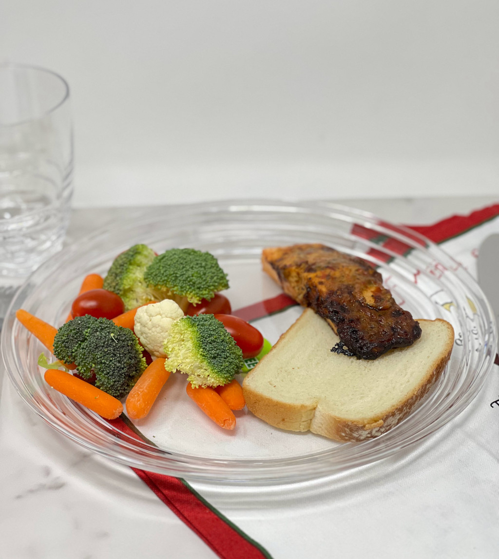 Picture of HomeRoots 520897 Round Swirl Acrylic Service for Four Dinner Plate Set, Clear - 4 Piece