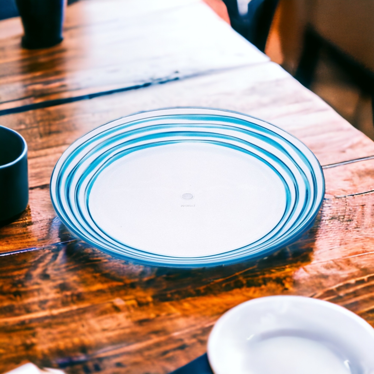 Picture of HomeRoots 520894 Round Swirl Acrylic Service for Four Salad Plate Set, Blue - 4 Piece