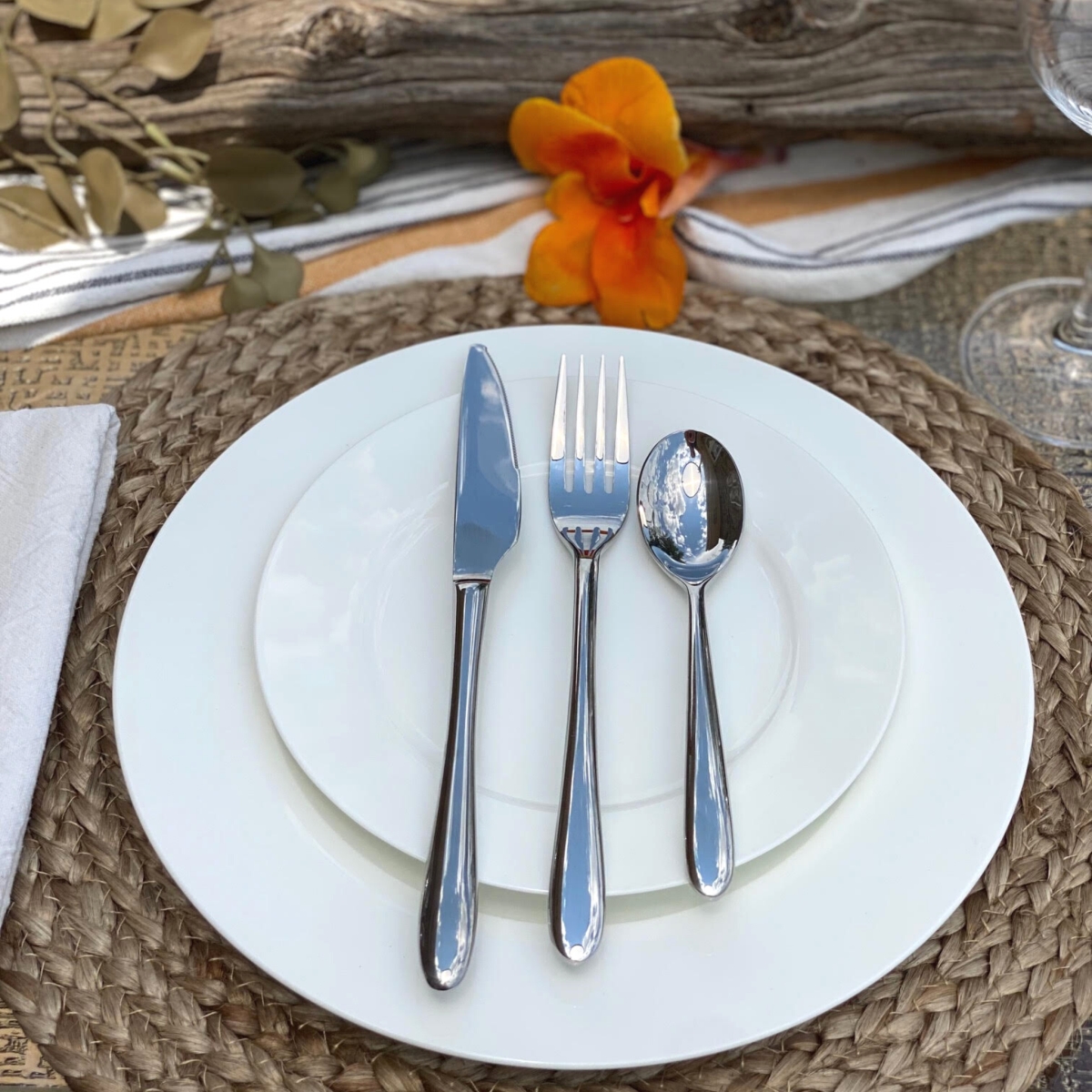 Picture of HomeRoots 483518 Round Bone China Service for Four Dinnerware Set, White - 16 Piece