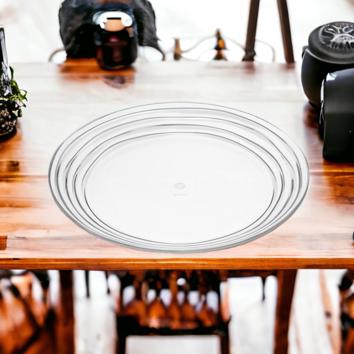 Picture of HomeRoots 520895 Round Swirl Acrylic Service for Four Salad Plate Set, Clear - 4 Piece