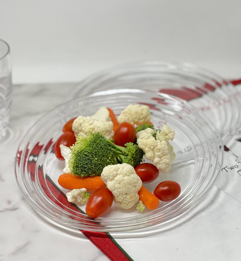 Picture of HomeRoots 520895 Round Swirl Acrylic Service for Four Salad Plate Set, Clear - 4 Piece