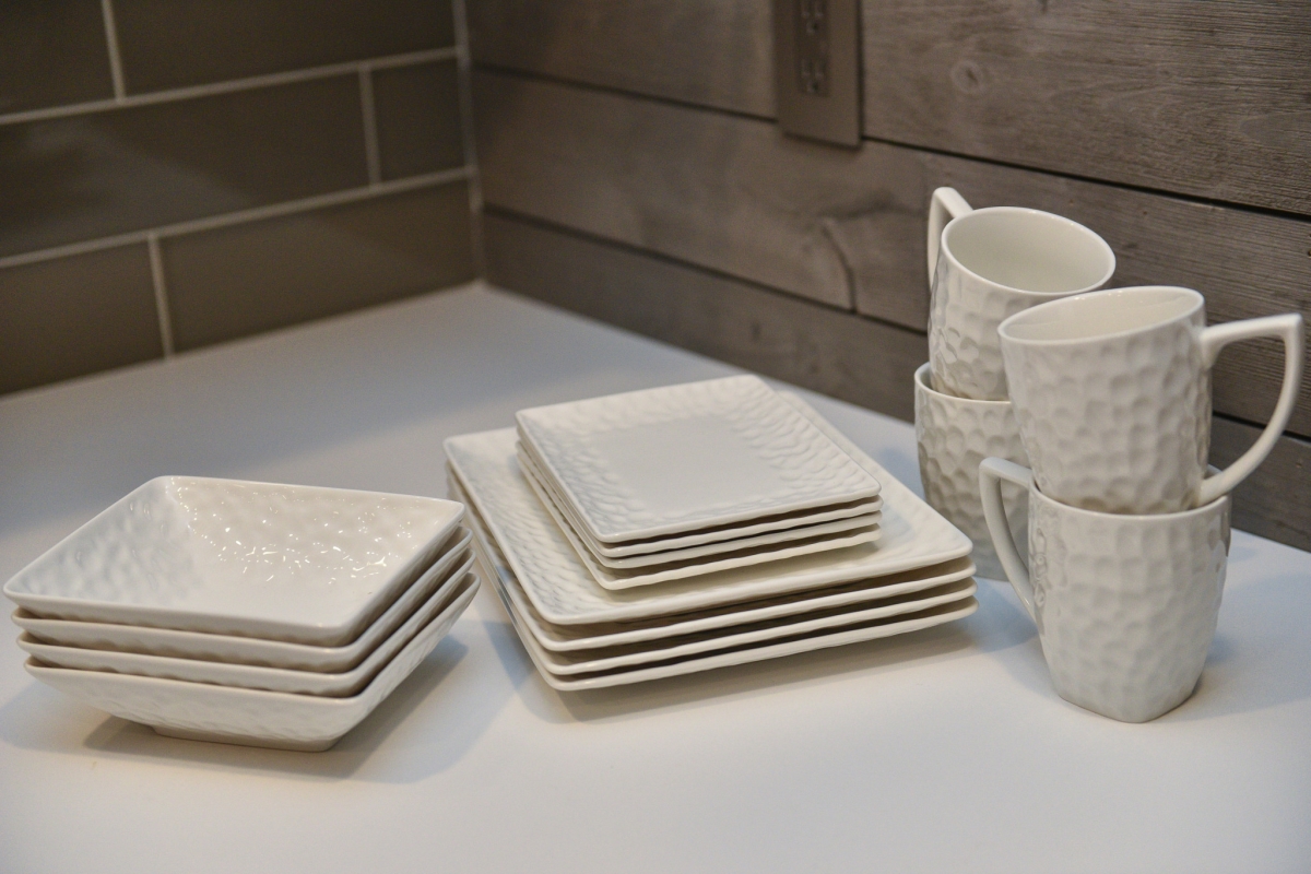 Picture of HomeRoots 483520 Rectangle Pebbled Porcelain Service for Six Dinner Plate Set, White - 6 Piece