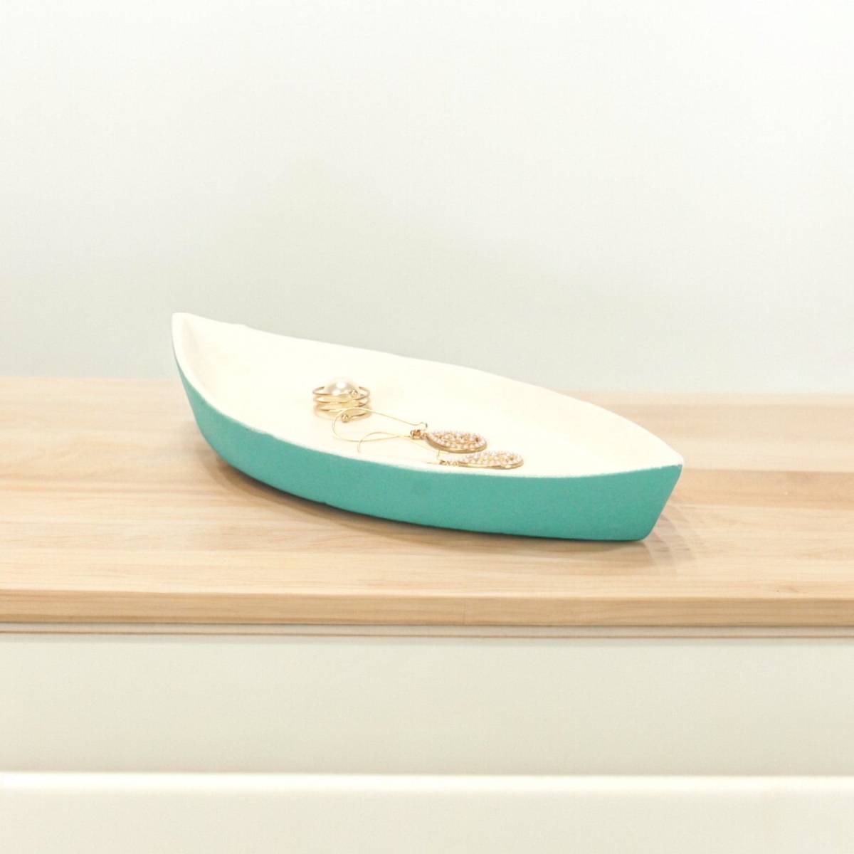 Picture of HomeRoots 634797 10 in. Aqua & White Cast Iron Oval Boat Shaped Tray