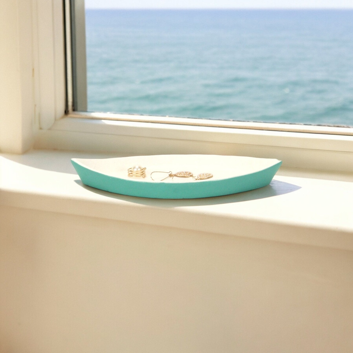 Picture of HomeRoots 634797 10 in. Aqua & White Cast Iron Oval Boat Shaped Tray