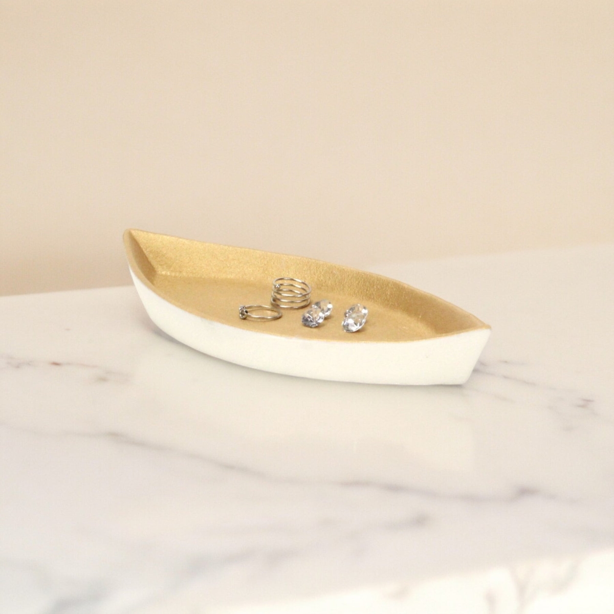 Picture of HomeRoots 634798 10 in. Gold & Off White Cast Iron Oval Boat Shaped Tray
