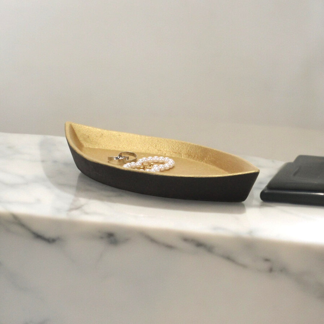 Picture of HomeRoots 634796 10 in. Black & Gold Cast Iron Oval Boat Shaped Tray