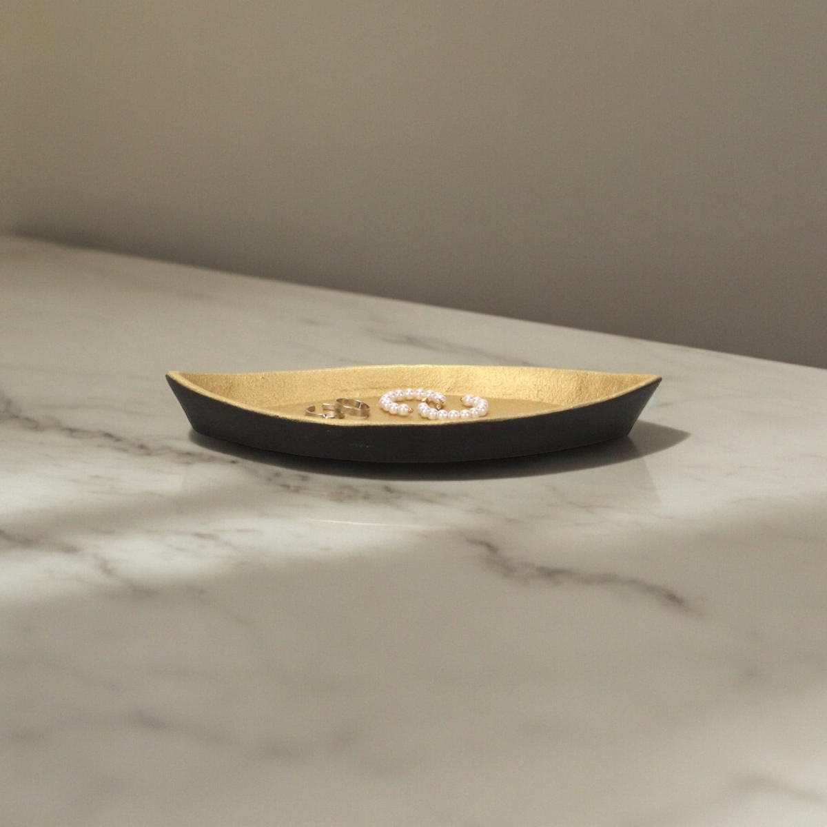 Picture of HomeRoots 634796 10 in. Black & Gold Cast Iron Oval Boat Shaped Tray