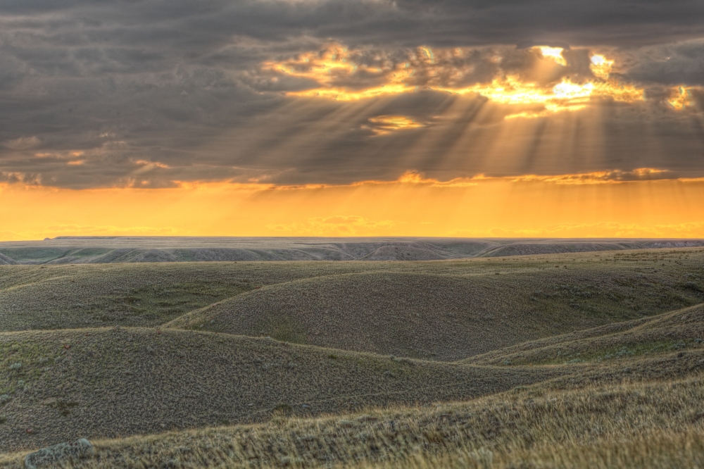Dpi2039156 Rays Of Sunset Light Between The Clouds Grasslands National Park Saskatchewan Poster Print, 17 X 11