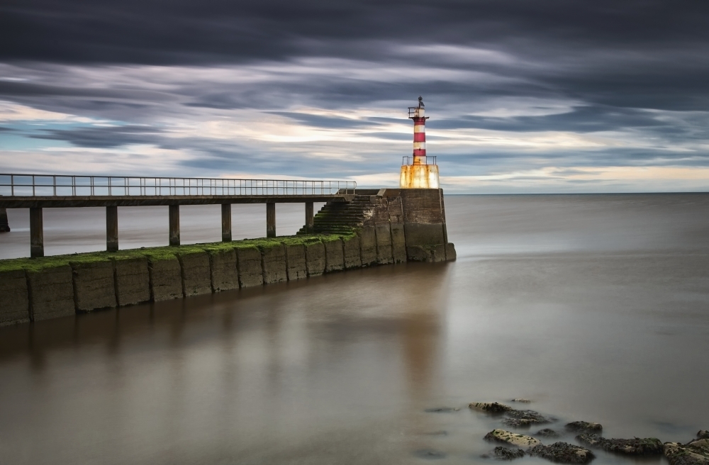 Dpi2114170 A Red & White Striped Lighthouse At The End Of A Pier - Amble Northumberland England Poster Print, 19 X 12