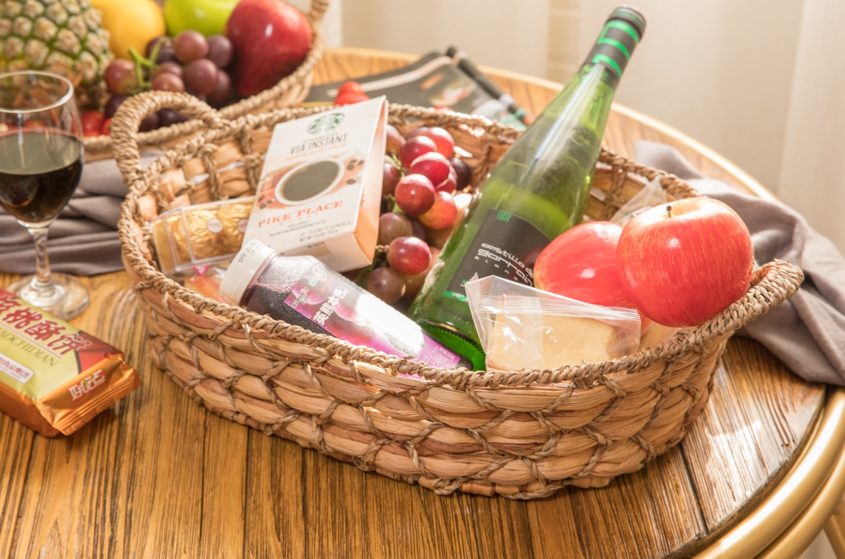 Picture of Vintiquewise QI003546.L.4 5.25 x 19.5 x 12.5 in. Seagrass Fruit Bread Basket Tray with Handles, Brown - Large - Set of 4