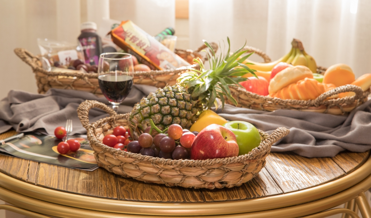 Picture of Vintiquewise QI003546.3 5.25 x 19.5 x 12.5 in. Seagrass Fruit Bread Basket Tray with Handles, Brown - Set of 3
