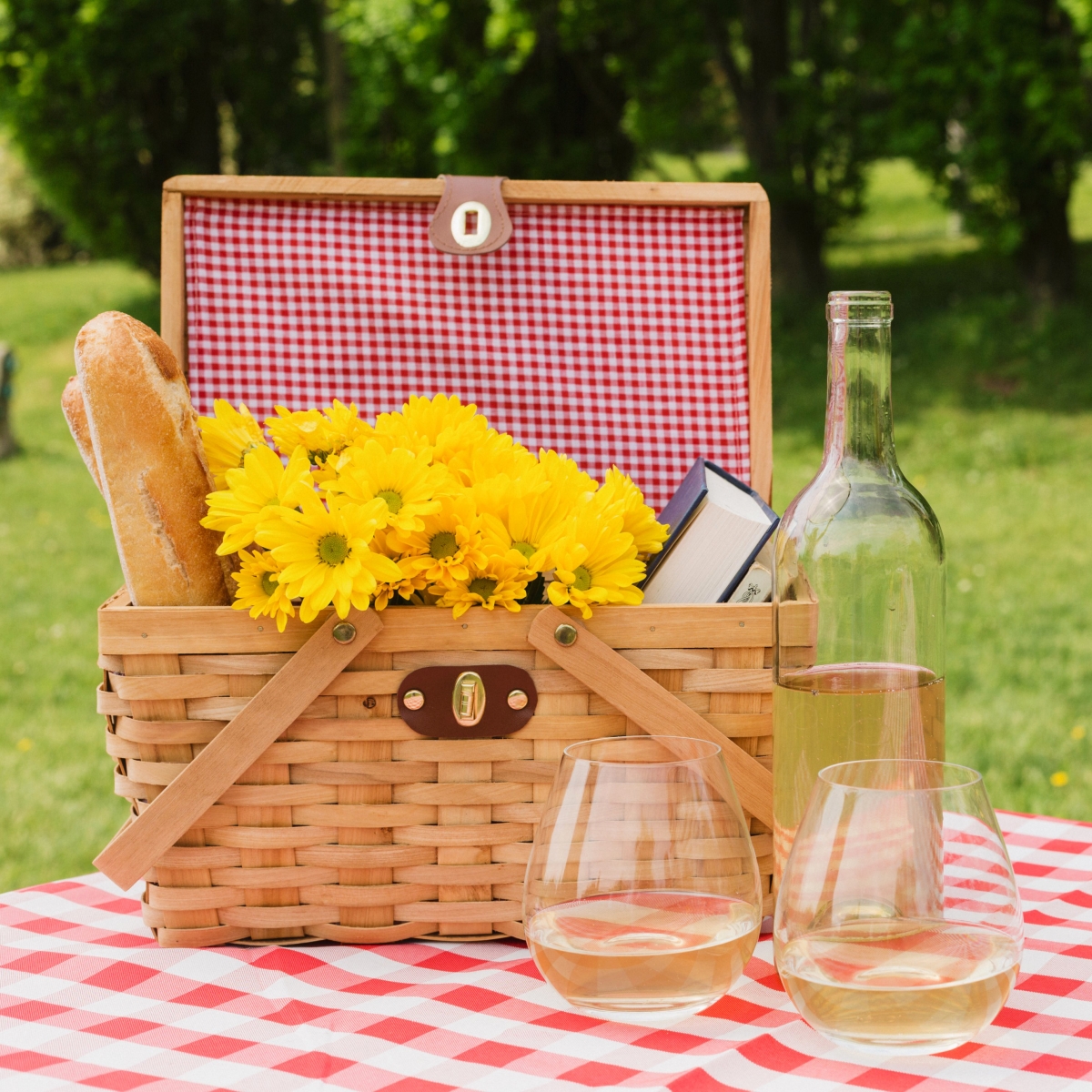 Picture of Vintiquewise QI003624 12.5 x 7.5 x 7.5 in. Gingham Lined Woodchip Picnic Basket with Lid & Movable Handles, Natural