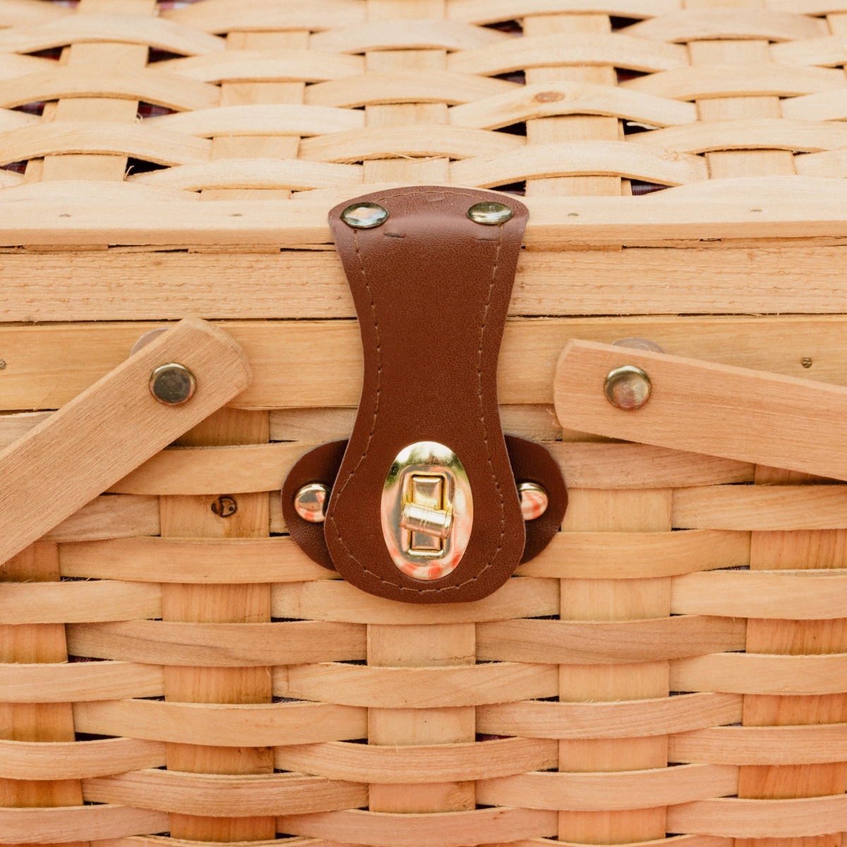 Picture of Vintiquewise QI003624 12.5 x 7.5 x 7.5 in. Gingham Lined Woodchip Picnic Basket with Lid & Movable Handles, Natural