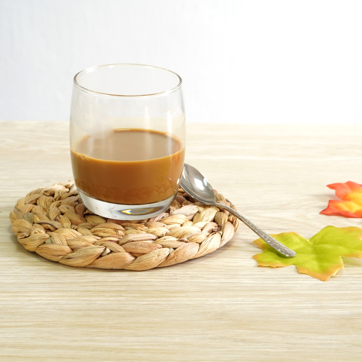 Picture of Vintiquewise QI004238-15 Set of 4 Decorative Round 15'' Natural Woven Handmade Water Hyacinth Placemats