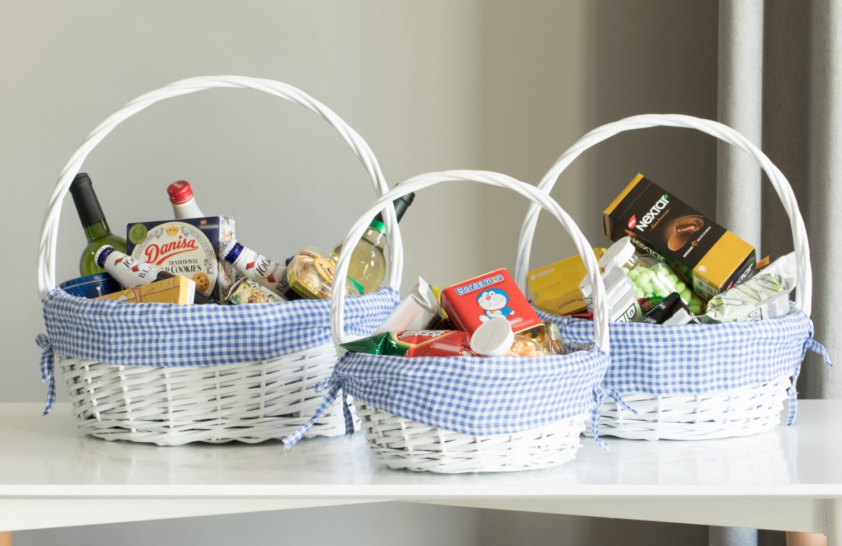 Picture of Vintiquewise QI004550BL.3 White Round Willow Gift Basket, with Blue and White Gingham Liner and Handles, Set of 3