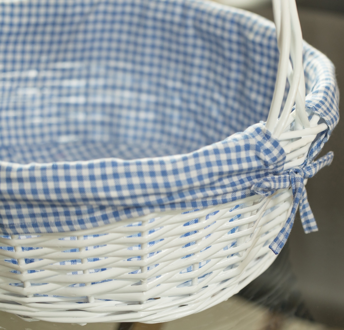 Picture of Vintiquewise QI004550BL.3 White Round Willow Gift Basket, with Blue and White Gingham Liner and Handles, Set of 3