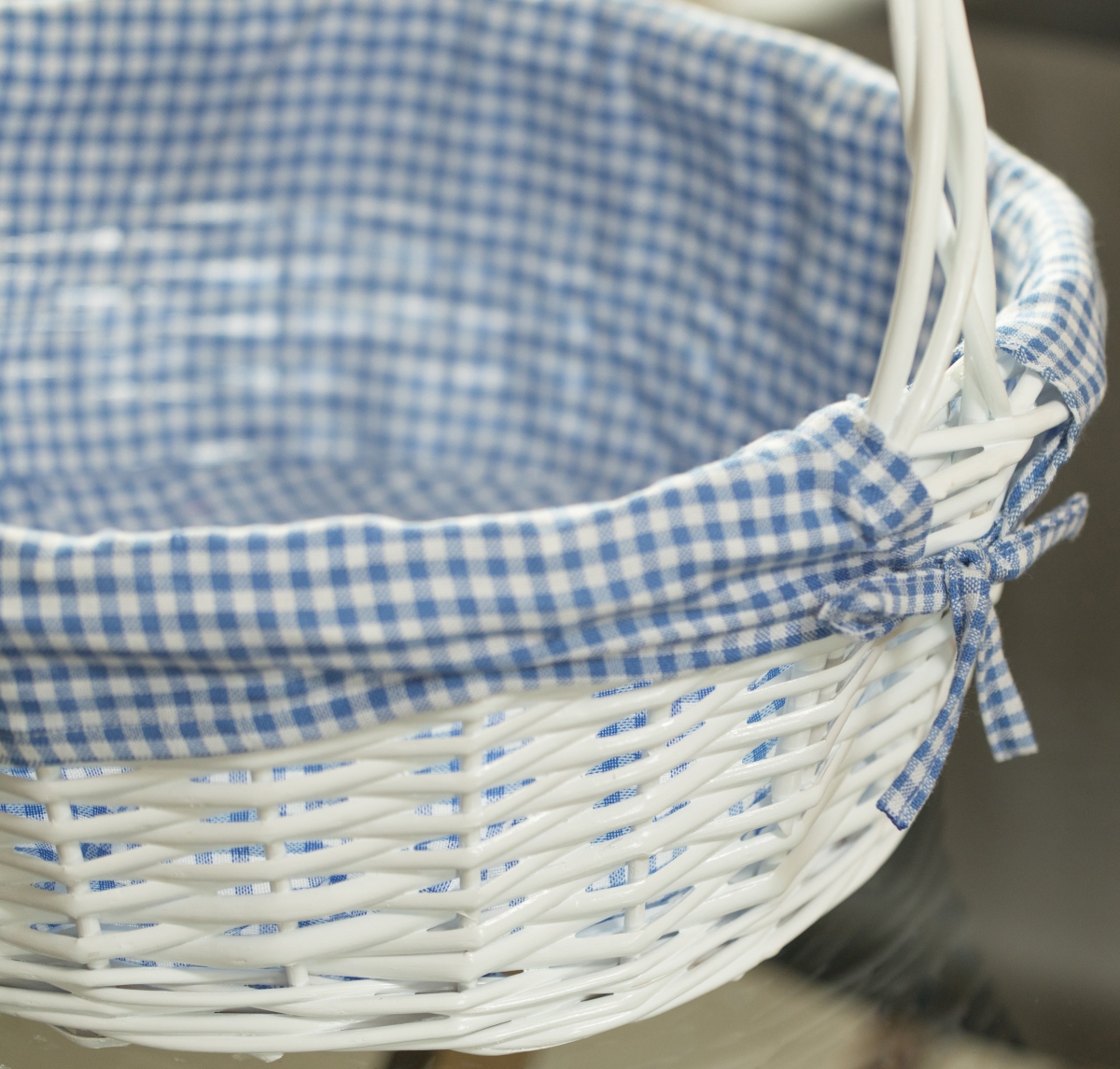 Picture of Vintiquewise QI004550BL.L White Round Willow Gift Basket, with Blue and White Gingham Liner and Handles, Large