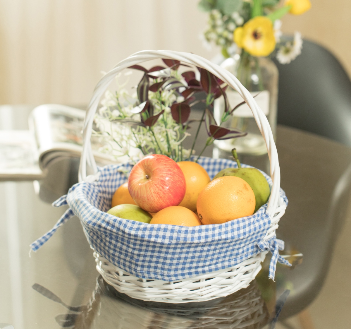 Picture of Vintiquewise QI004550BL.S White Round Willow Gift Basket, with Blue and White Gingham Liner and Handles, Small