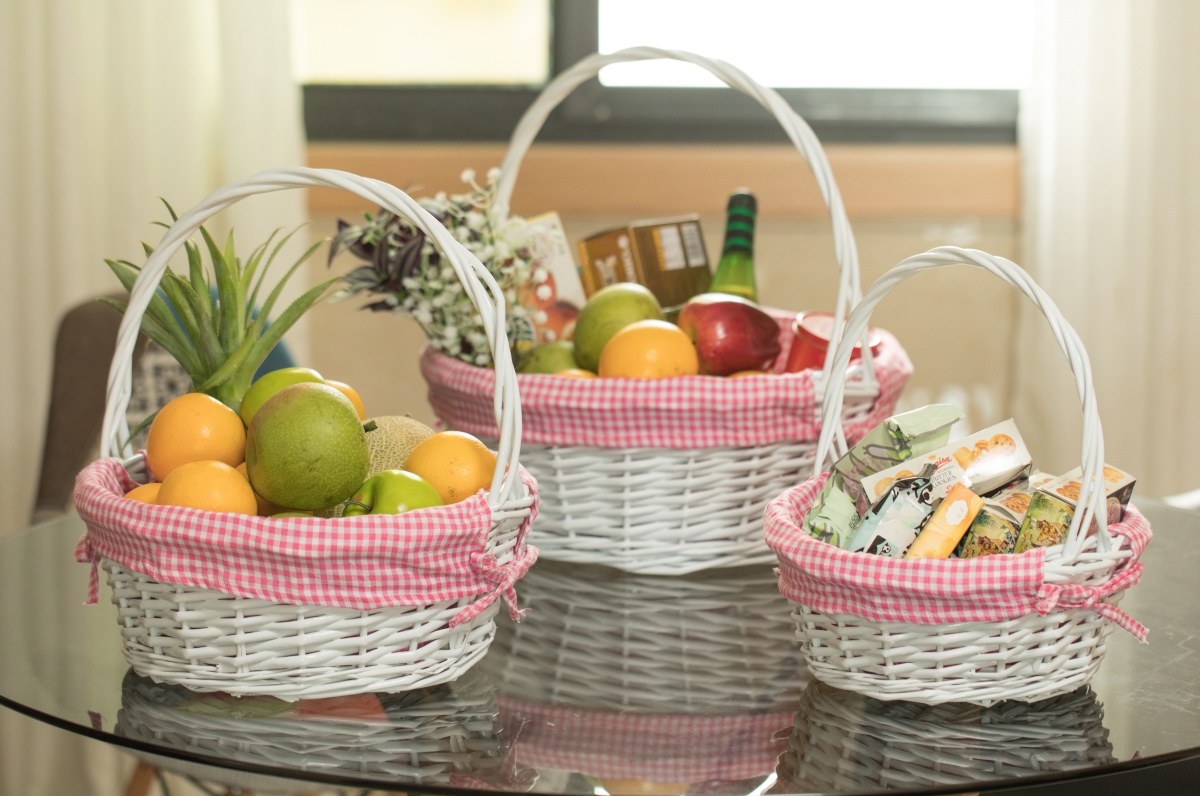 Picture of Vintiquewise QI004550PK.3 White Round Willow Gift Basket, with Pink and White Gingham Liner and Handles, Set of 3