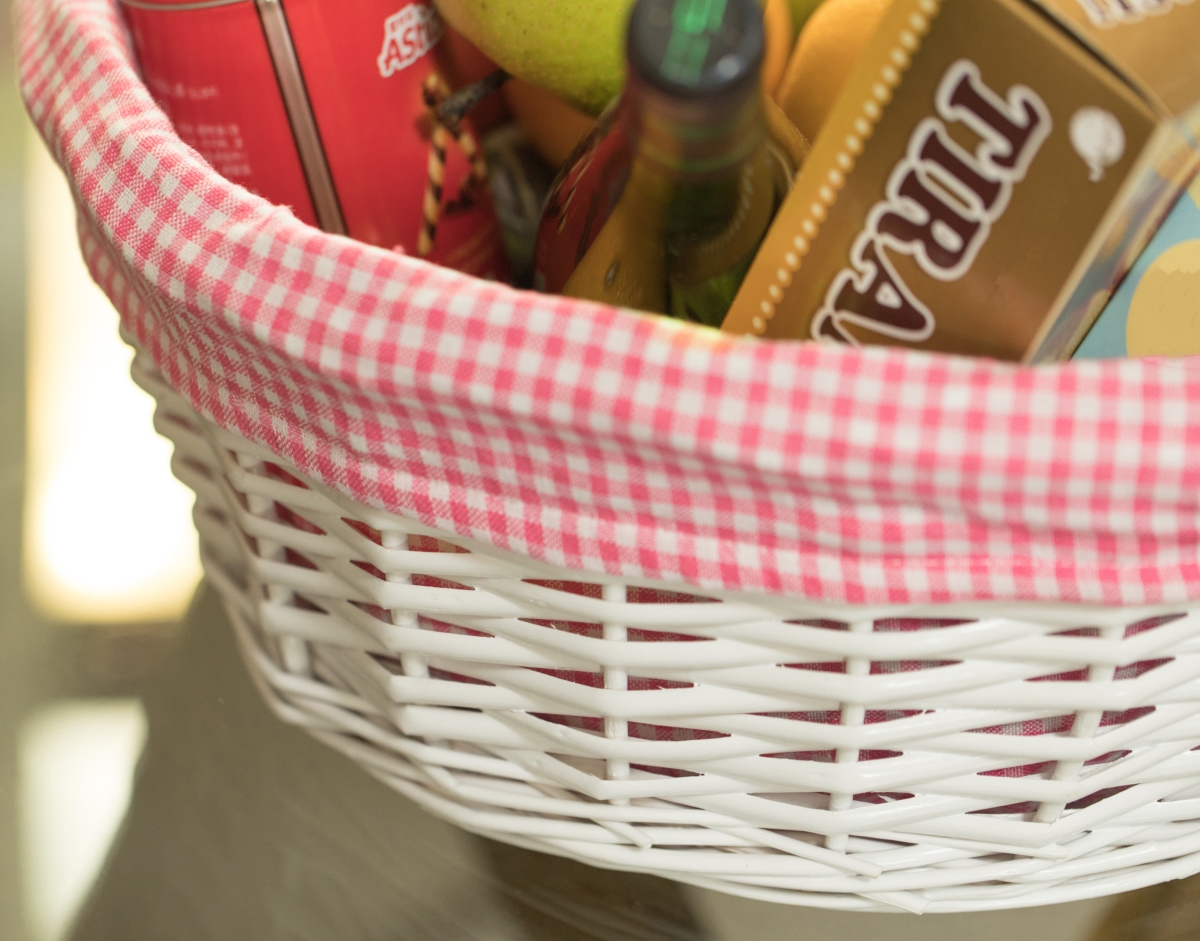 Picture of Vintiquewise QI004550PK.L White Round Willow Gift Basket, with Pink and White Gingham Liner and Handles, Large